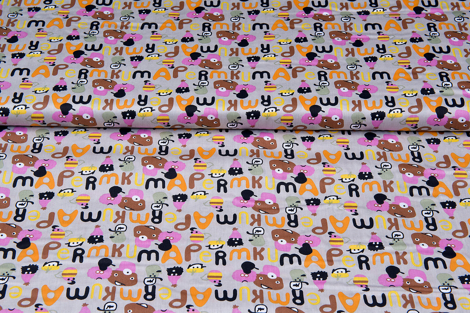 Katoen Poplin bedrukt letters grijs-taupe