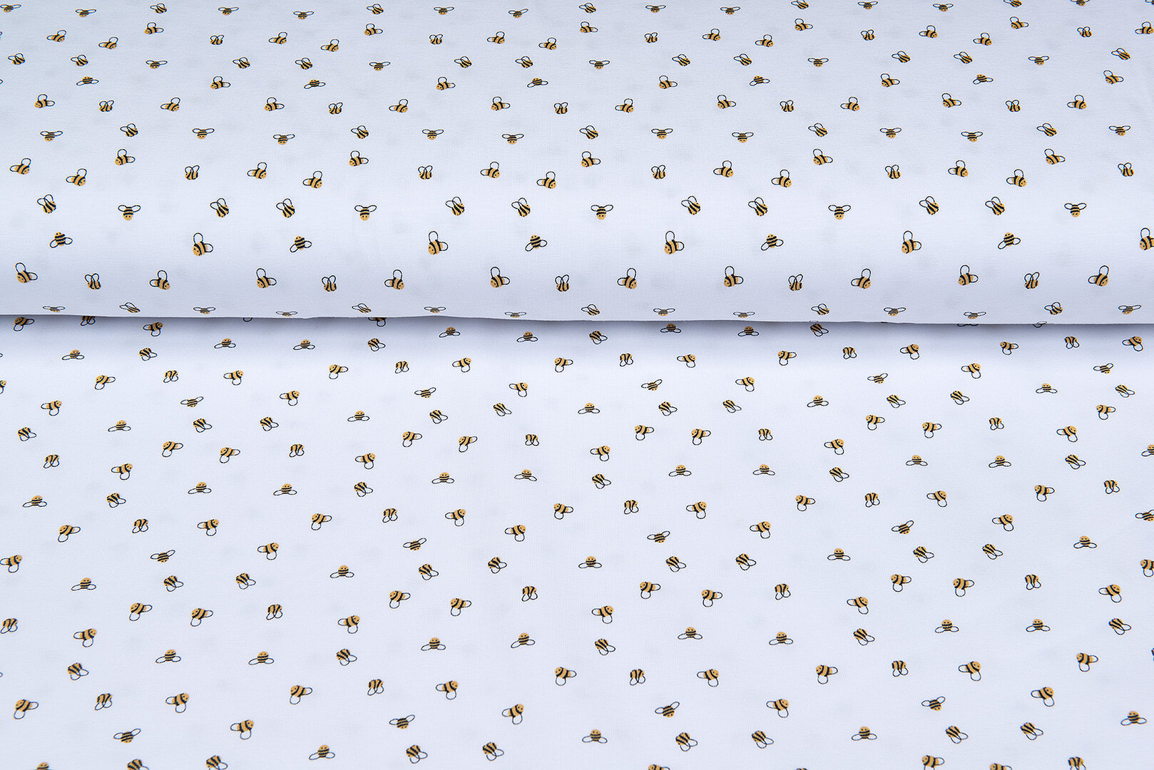 Katoenen Tricot bedrukt mini bee wit