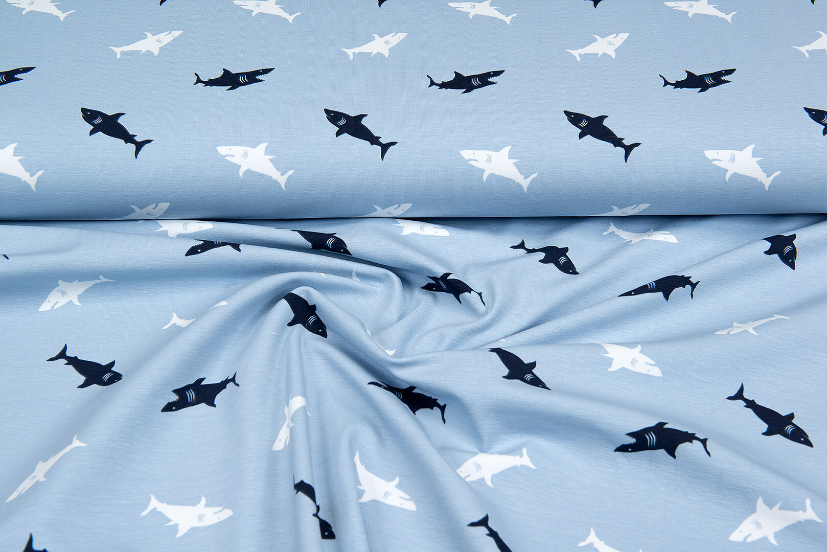 Katoenen Tricot bedrukt sharks blauw