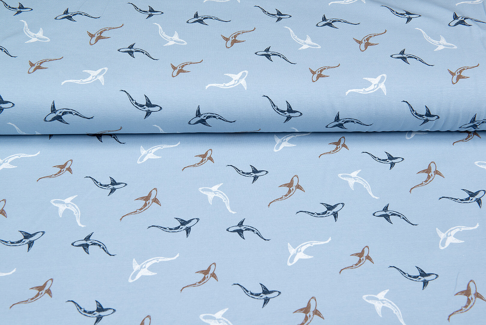 Katoenen Tricot bedrukt sharks baby blauw