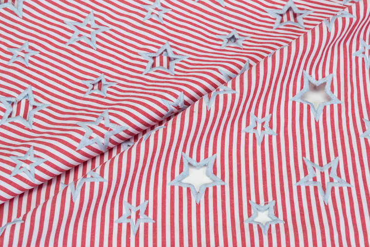 Katoen Poplin streep geborduurd ster JS363 rood-lichtgrijs