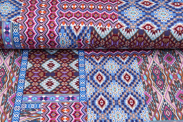 Viscose bedrukt multi patchwork roze